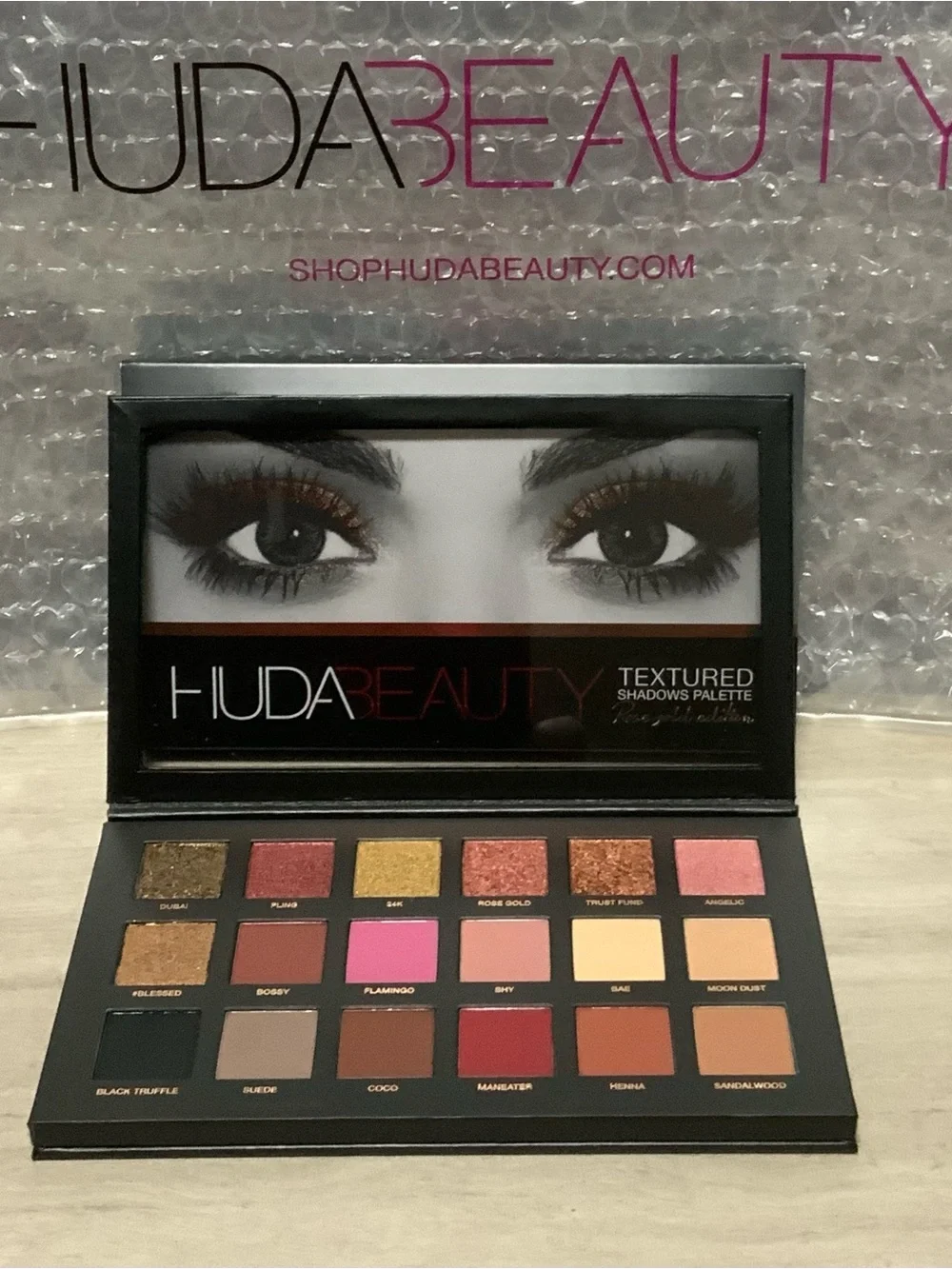 Huda  beauty textured eyeshadow palette new
